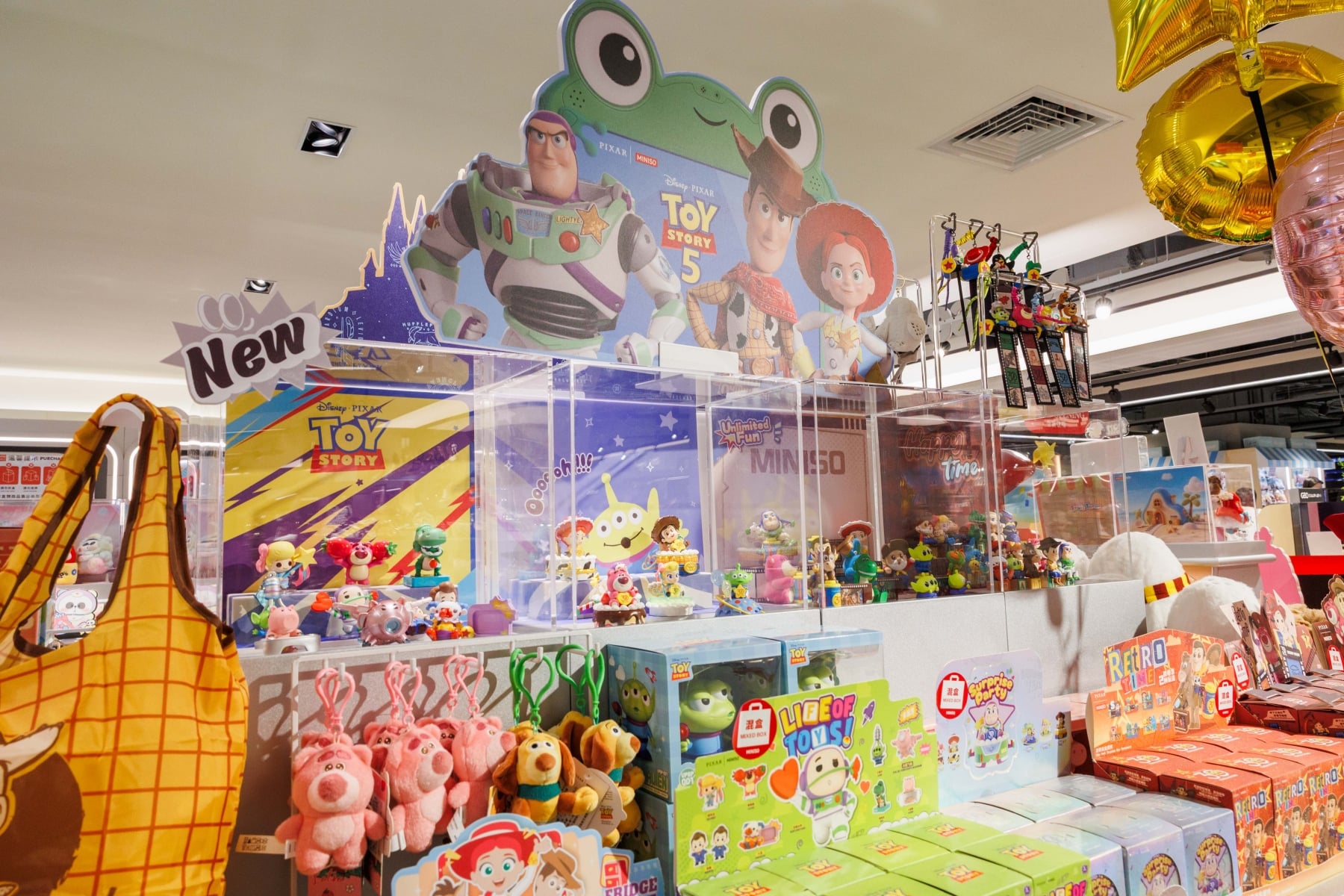 MINISO 台北首店插旗中山！大型史迪奇公仔現身，開幕再送迪士尼盲盒與《玩具總動員5》海報！