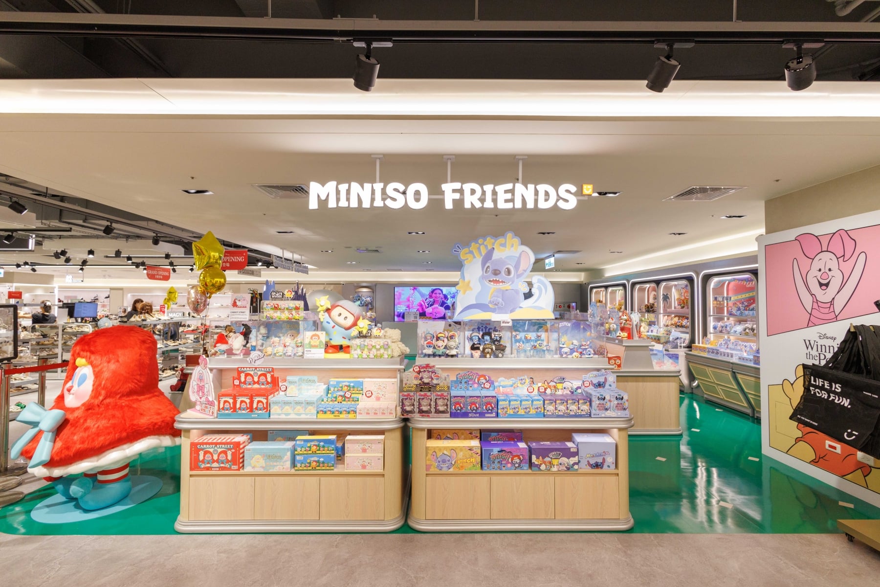 MINISO 台北首店插旗中山！大型史迪奇公仔現身，開幕再送迪士尼盲盒與《玩具總動員5》海報！