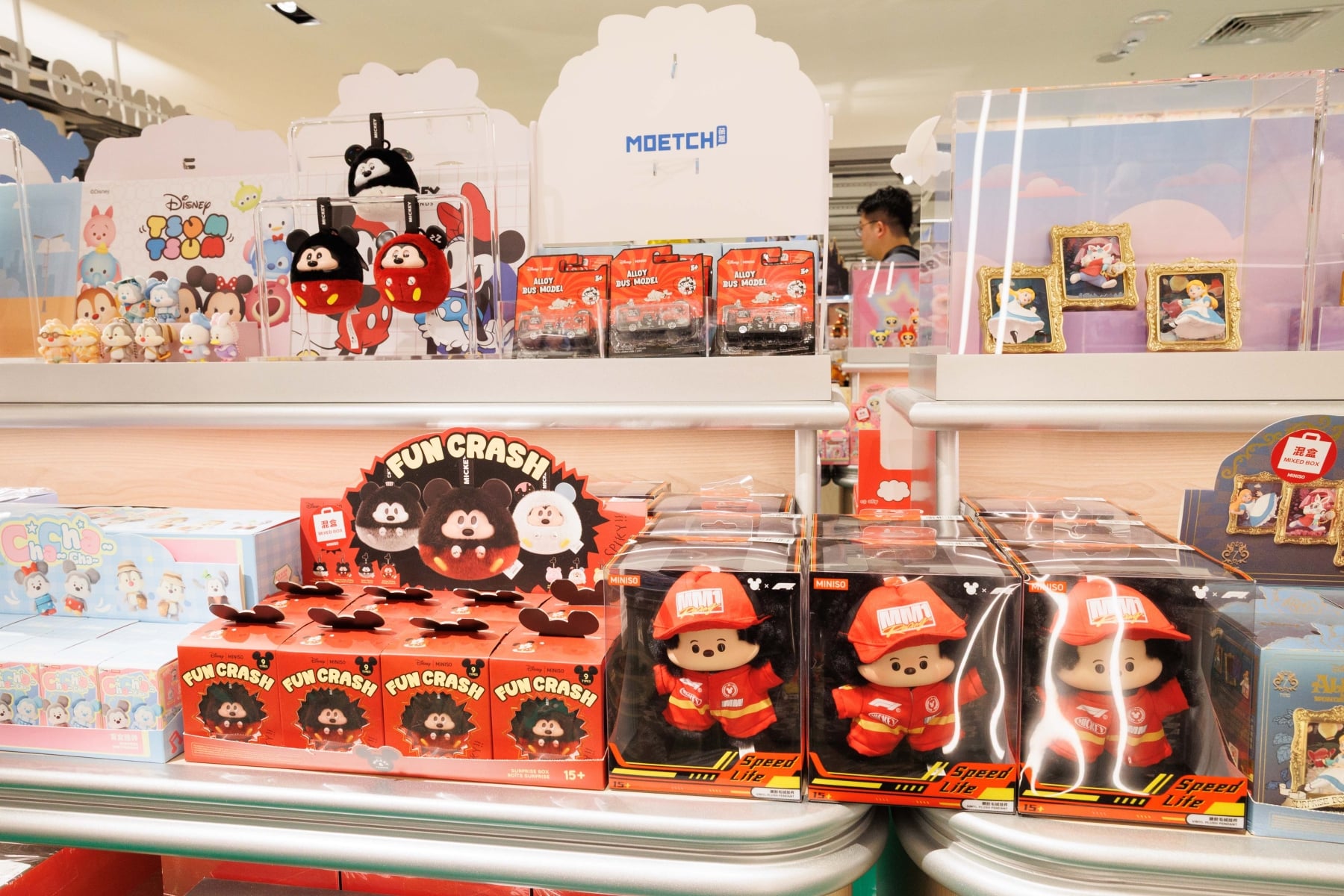 MINISO 台北首店插旗中山！大型史迪奇公仔現身，開幕再送迪士尼盲盒與《玩具總動員5》海報！