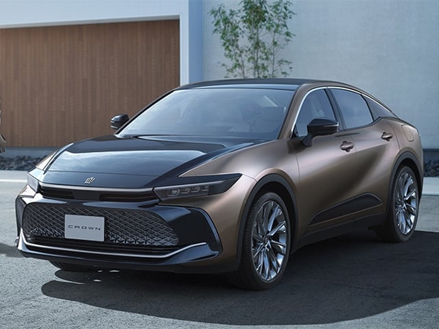 豐田 Toyota Crown 三車型同步小改款！2027年式雙色外觀、新配備全曝光！