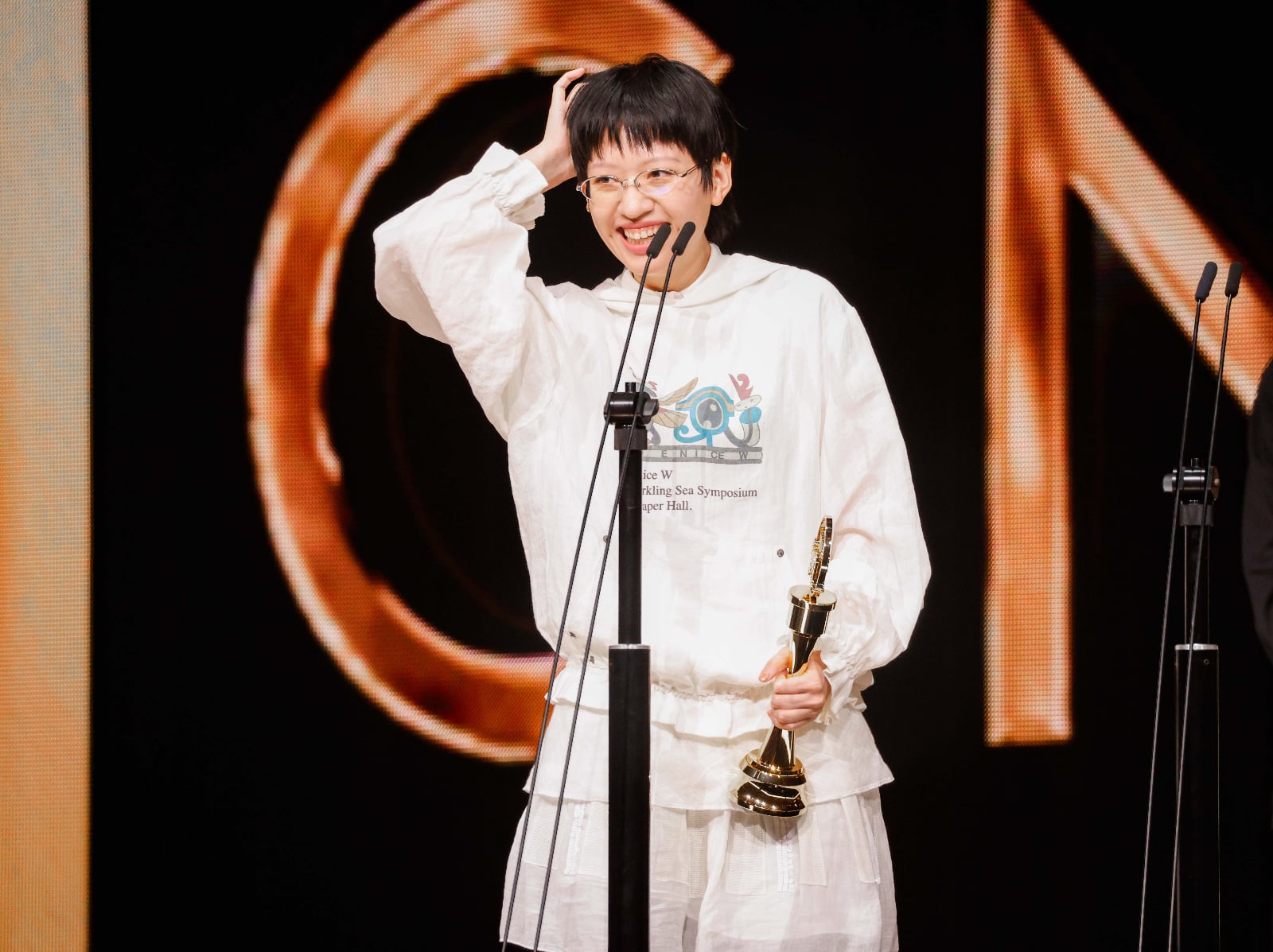 金曲 37／陳嫺靜奪下最佳新人獎，幽默發言：「我本來有講稿但手機被收了」