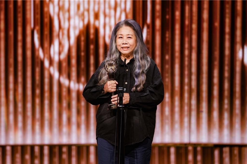 金曲 37／陳小霞 72 歲奪評審團獎！《老翅膀》熬 10 年問世 台下音樂人全體起立