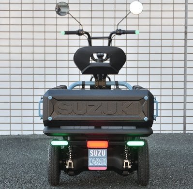 Suzuki 推出免駕照迷你電動貨卡 SuzCargo！16歲就能開、最高時速20km，網友：「阿公阿嬤救星來了！」