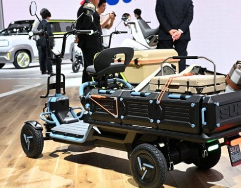 Suzuki 推出免駕照迷你電動貨卡 SuzCargo！16歲就能開、最高時速20km，網友：「阿公阿嬤救星來了！」
