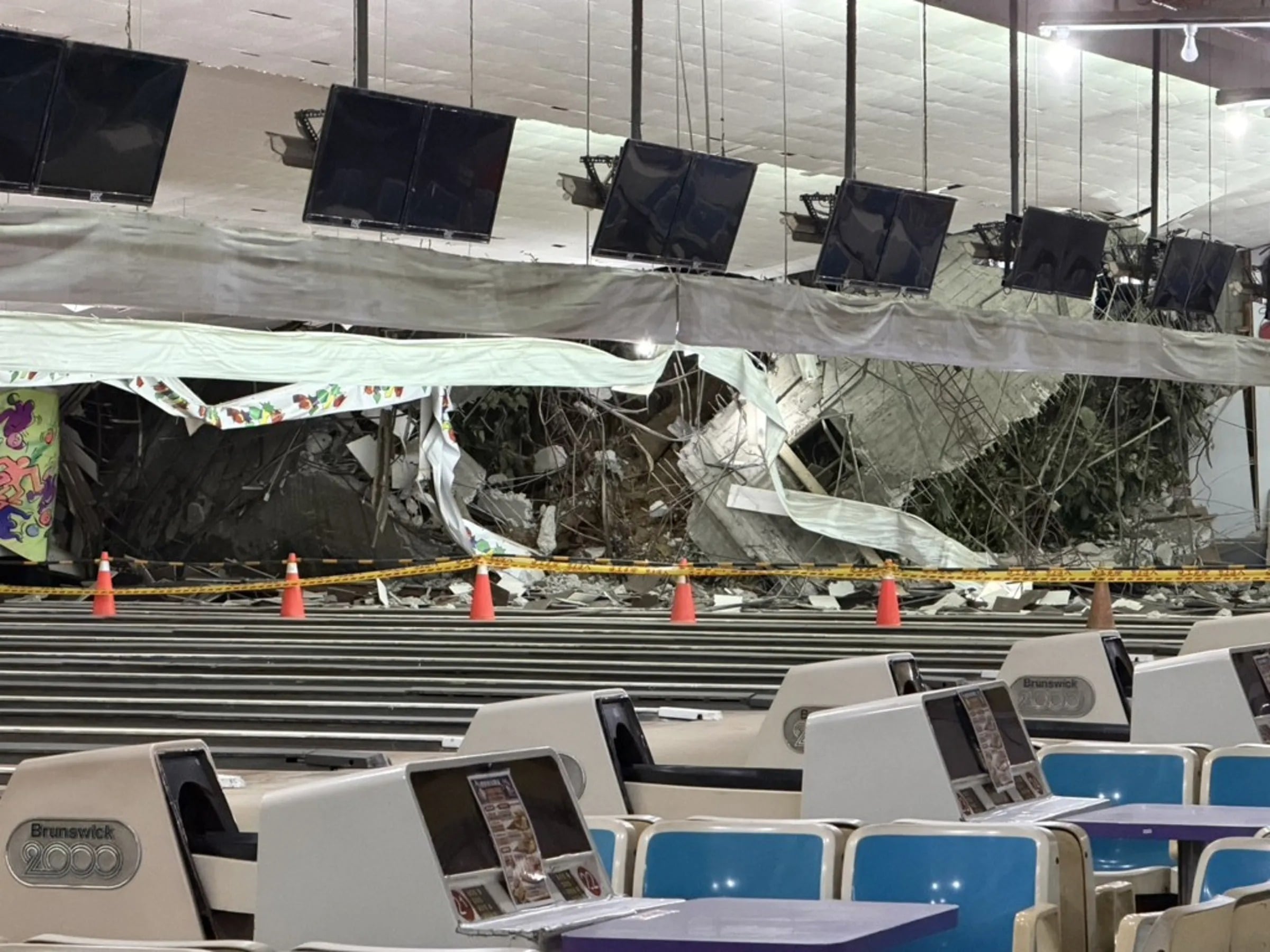 台北圓山保齡球館遭巨石砸破大洞！網嘆：「幸好沒顧客了...」