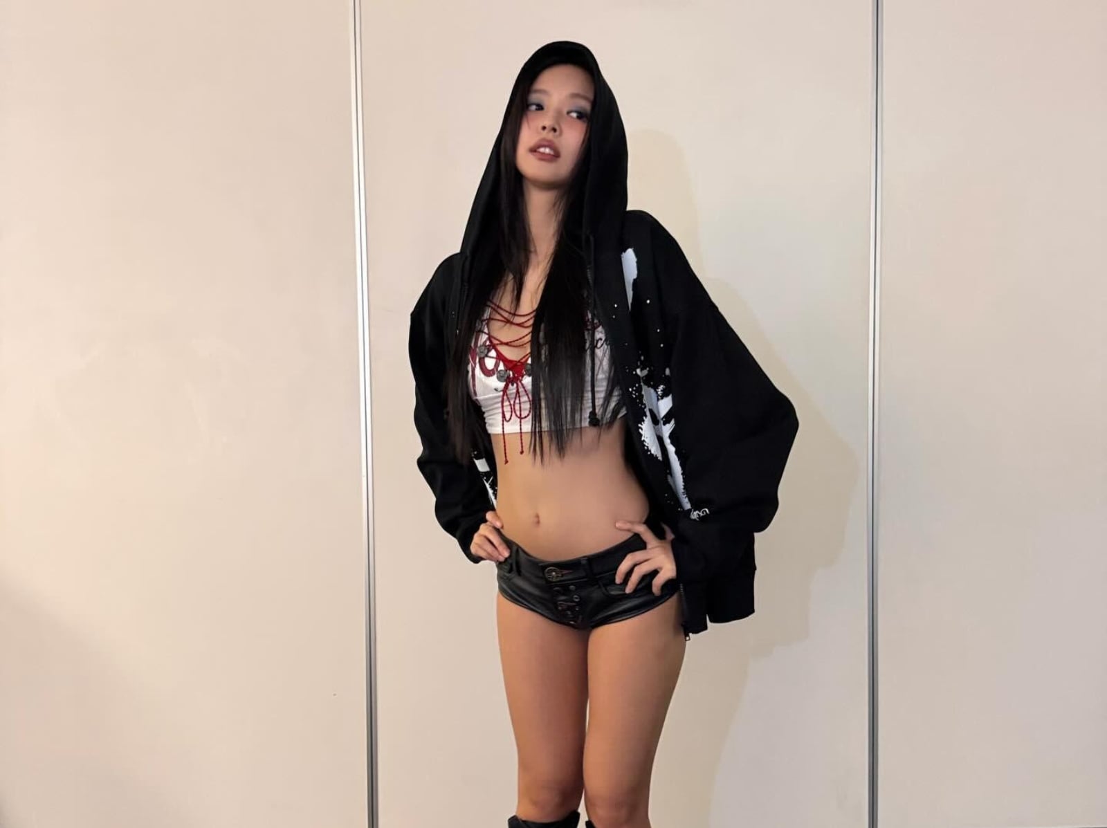 2026 女生夏天超短迷你短褲怎麼穿才不俗氣？掌握 5 大熱褲穿搭公式，一秒提升高級感！