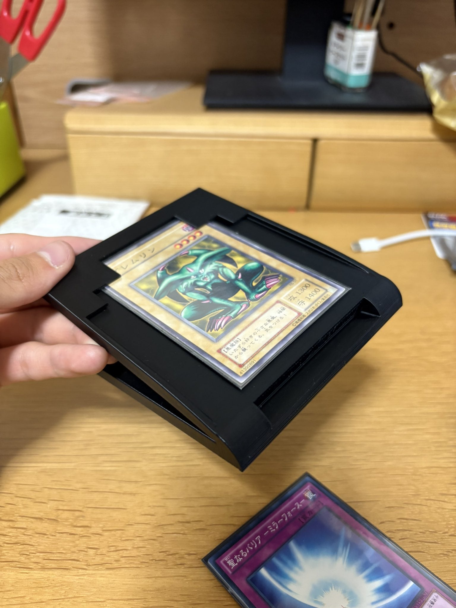 《遊戲王》決鬥盤真的要成真了？日本創作者自製原型機曝光，放上卡片後螢幕直接顯示虛擬卡牌