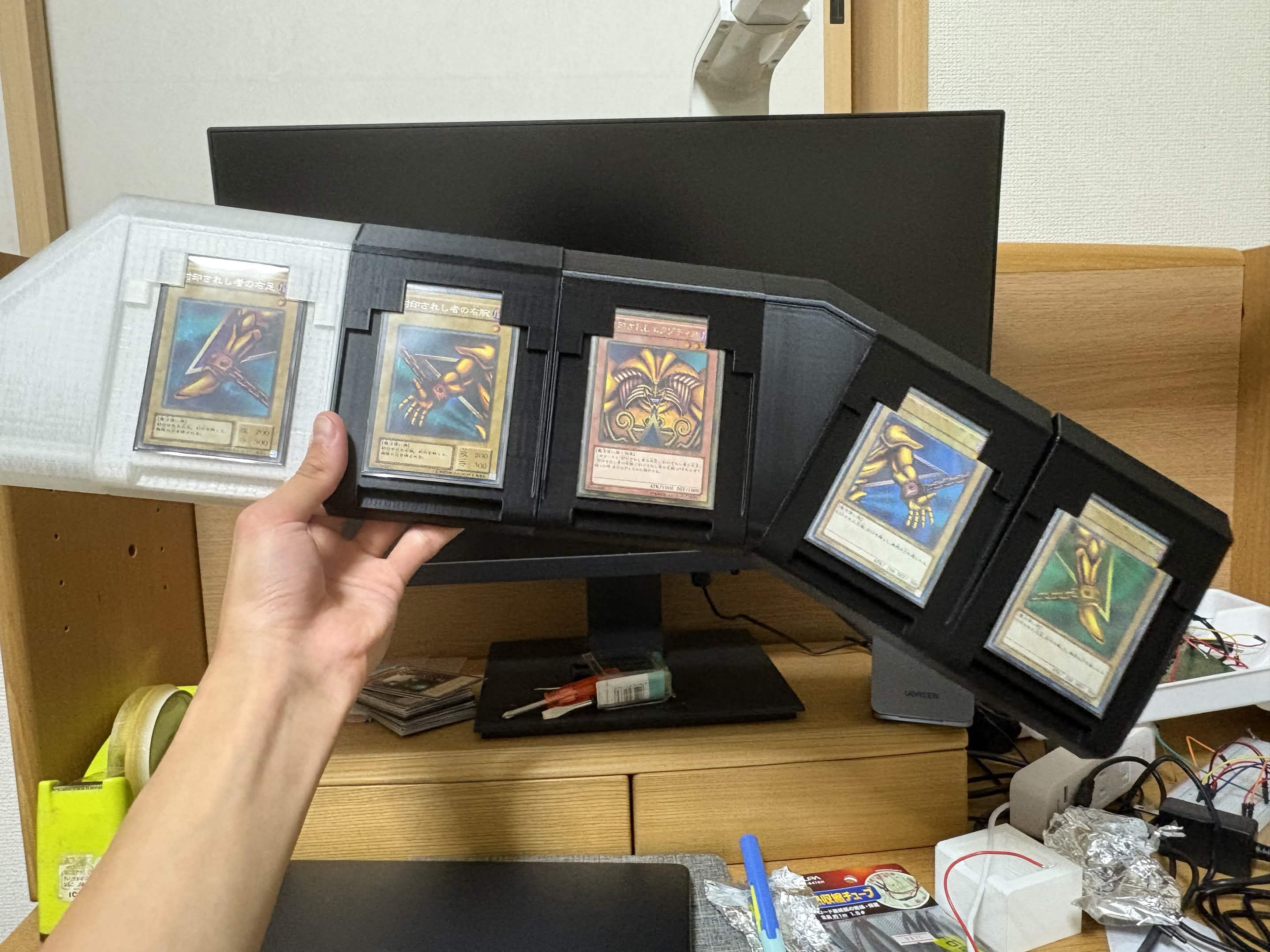 《遊戲王》決鬥盤真的要成真了？日本創作者自製原型機曝光，放上卡片後螢幕直接顯示虛擬卡牌