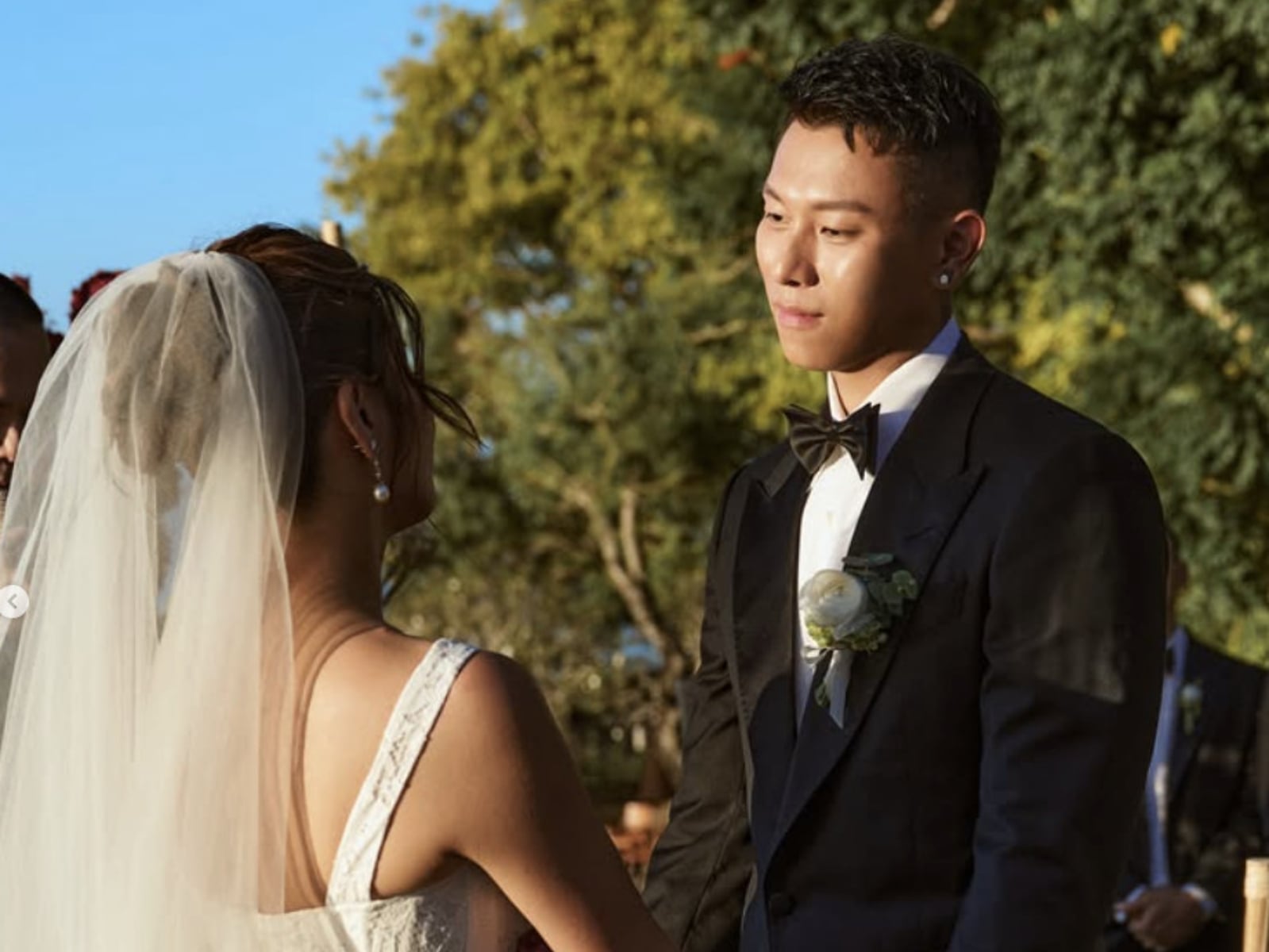 瘦子 E.SO 峇里島婚禮曝光！等了 4 年終圓夢，深情對視老婆甜喊：「耶，結婚了！」