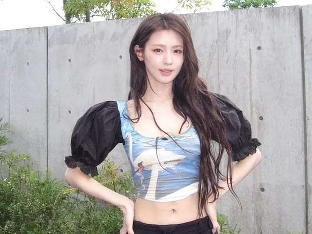 i-dle 薇娟 IG 曬螞蟻腰！雙手舉高一字馬腰線曝光，全球粉絲驚呼：「這真的是人類嗎？」