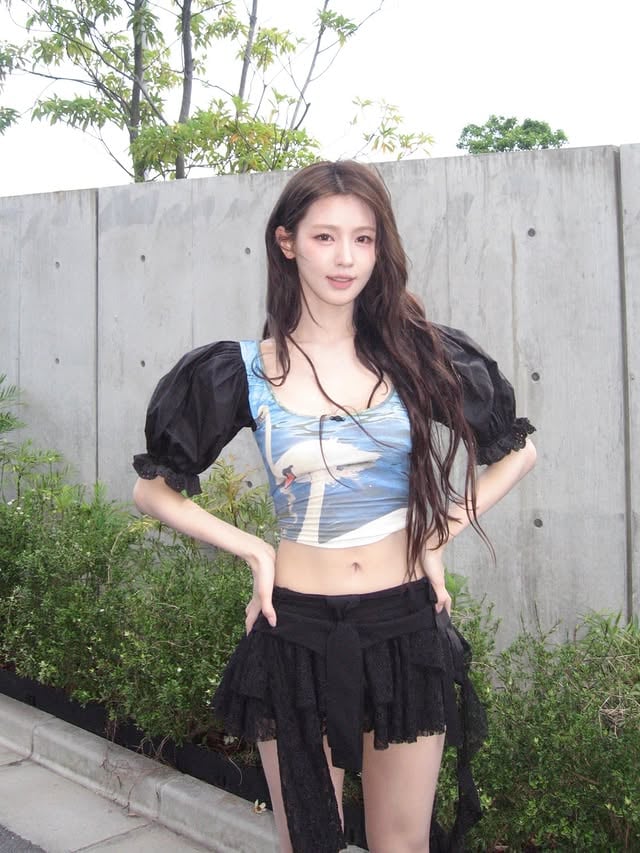 i-dle 薇娟 IG 曬螞蟻腰！雙手舉高一字馬腰線曝光，全球粉絲驚呼：「這真的是人類嗎？」