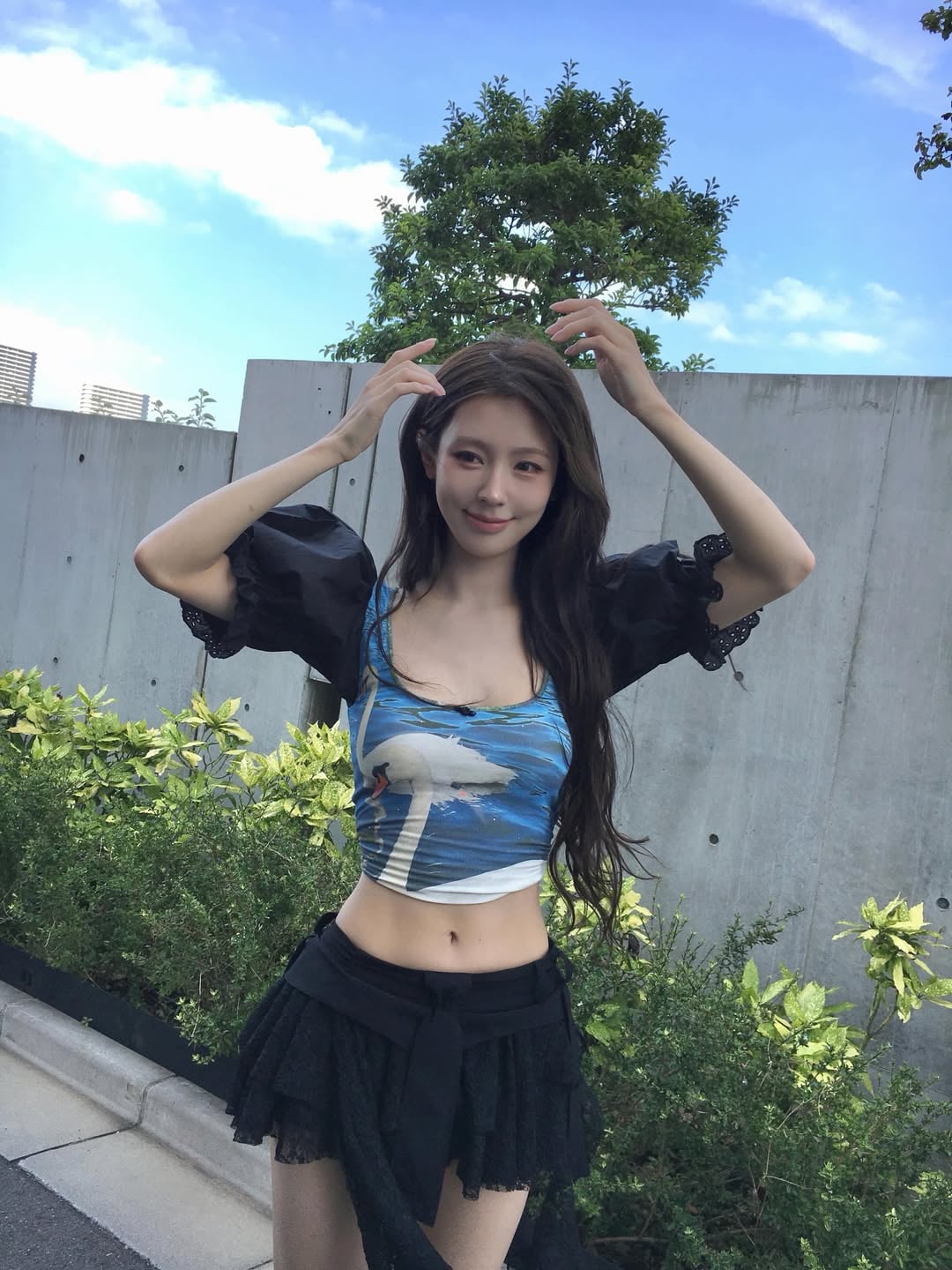 i-dle 薇娟 IG 曬螞蟻腰！雙手舉高一字馬腰線曝光，全球粉絲驚呼：「這真的是人類嗎？」