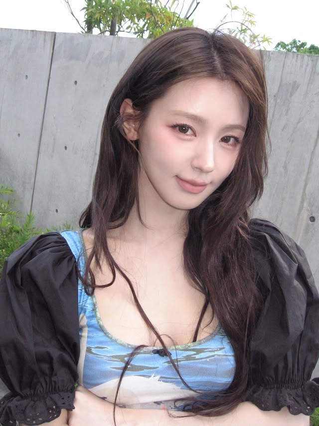 i-dle 薇娟 IG 曬螞蟻腰！雙手舉高一字馬腰線曝光，全球粉絲驚呼：「這真的是人類嗎？」