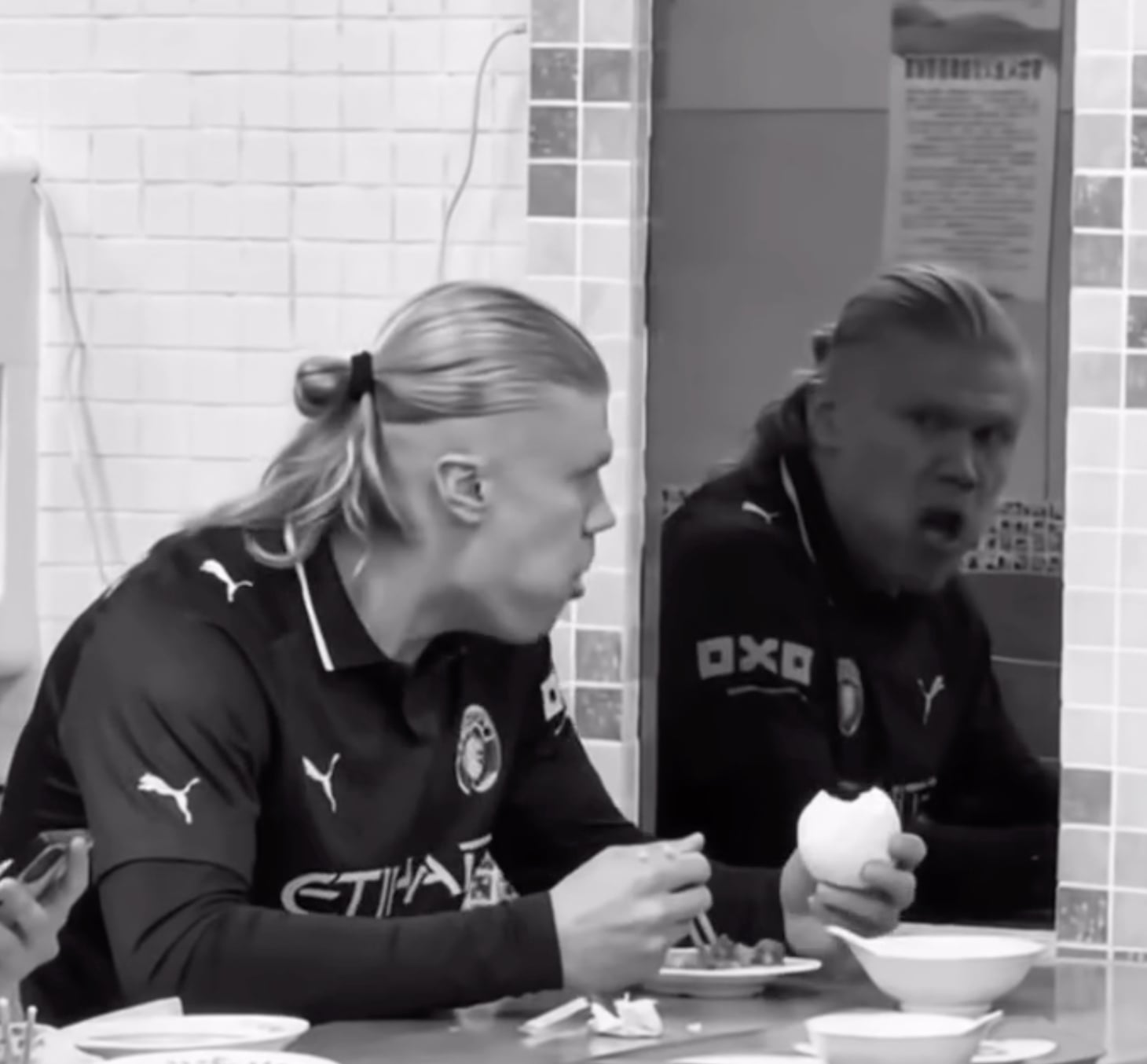 哈蘭德 Erling Haaland 迷因再加一！吃飯被鏡中自己嚇到表情超浮誇網全網笑翻！