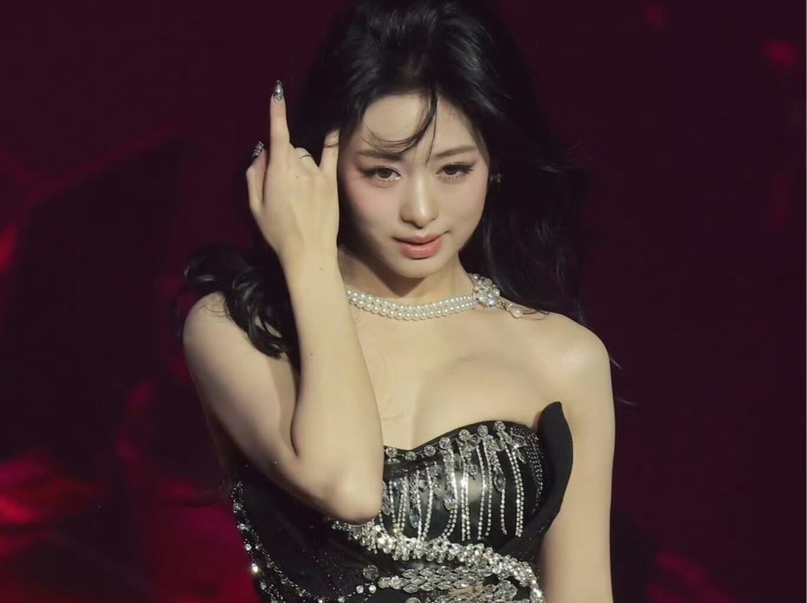 BABYMONSTER 成員 Ahyeon 身高 168 舞台造型再惹爭議！低領服裝引網批：「太危險！」