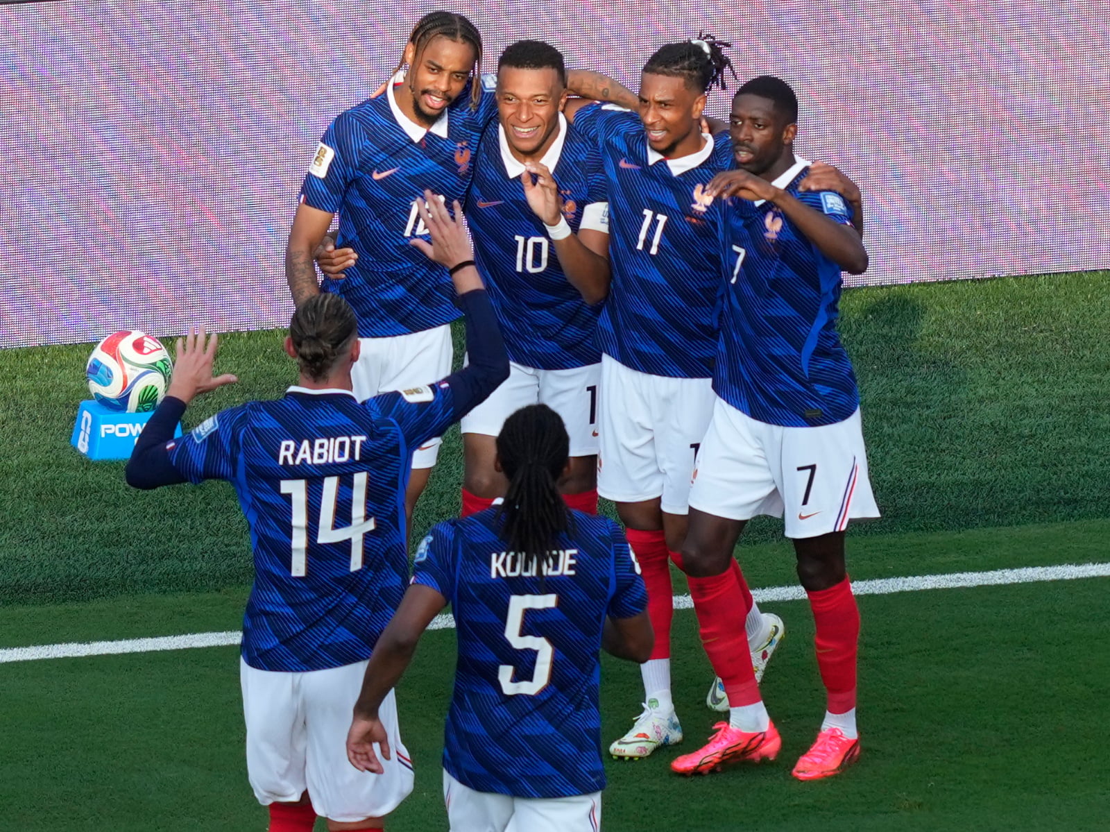 世界盃／法國 3:0 碾壓瑞典晉級 16 強！Mbappé 梅開二度轟第 18 球，Olise 精彩導傳展現強權姿態！