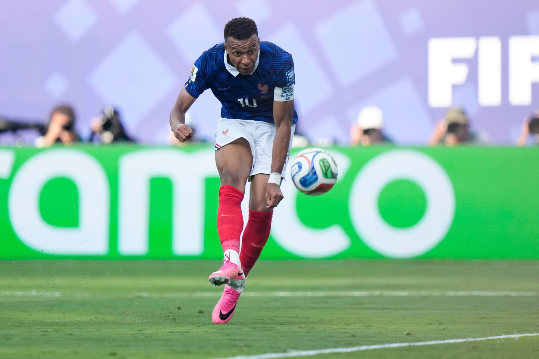 世界盃／法國 3:0 碾壓瑞典晉級 16 強！Mbappé 梅開二度轟第 18 球，Olise 精彩導傳展現強權姿態！