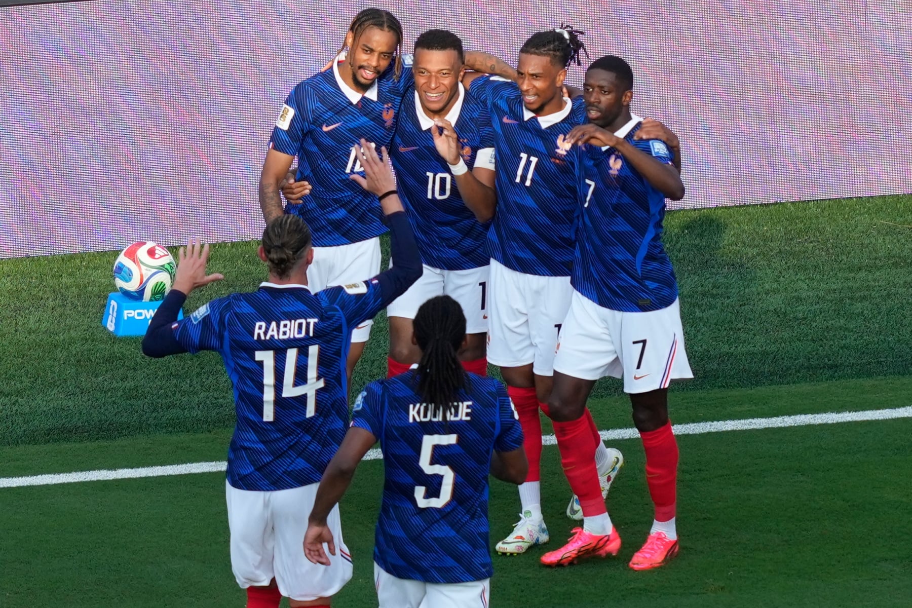 世界盃／法國 3:0 碾壓瑞典晉級 16 強！Mbappé 梅開二度轟第 18 球，Olise 精彩導傳展現強權姿態！