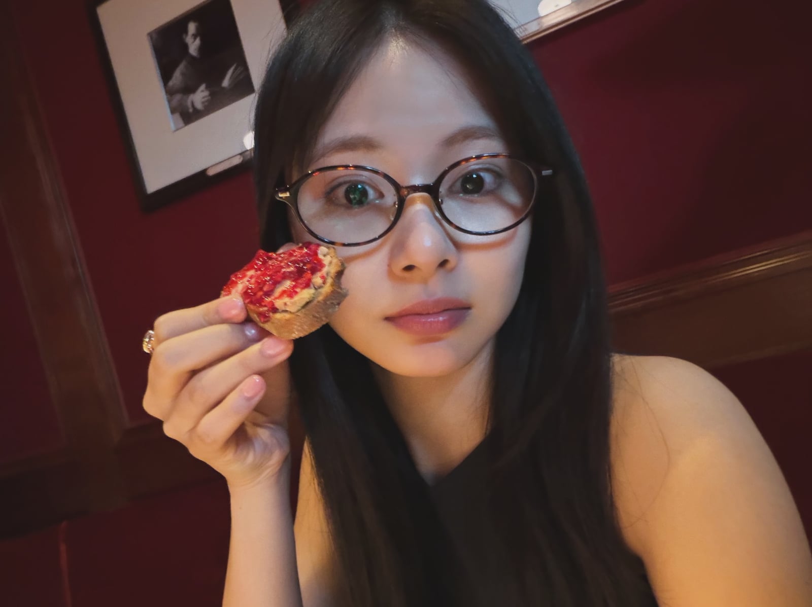 TWICE 周子瑜身高 170 書呆子造型萌翻全網！同款眼鏡竟來自 OWNDAYS，型號幫你神出來了！
