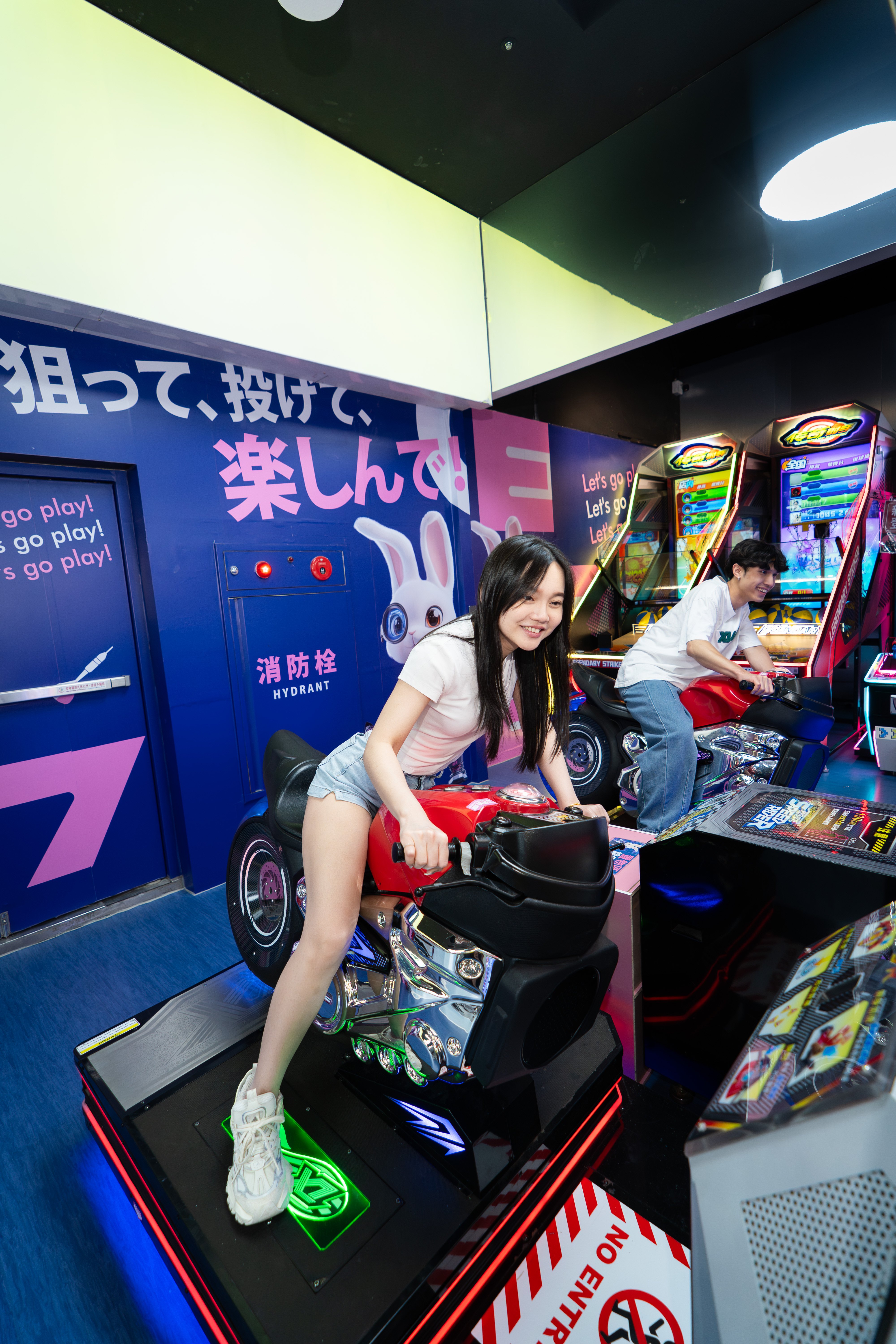 【下班聚會新地標】不用跑信義區、免高額低消、一票玩到底!全台第一間「沉浸式 LED夜光保齡球、不定期 DJ 派對」就在E7PLAY 新莊館,這才是最無壓的都會夜生活!