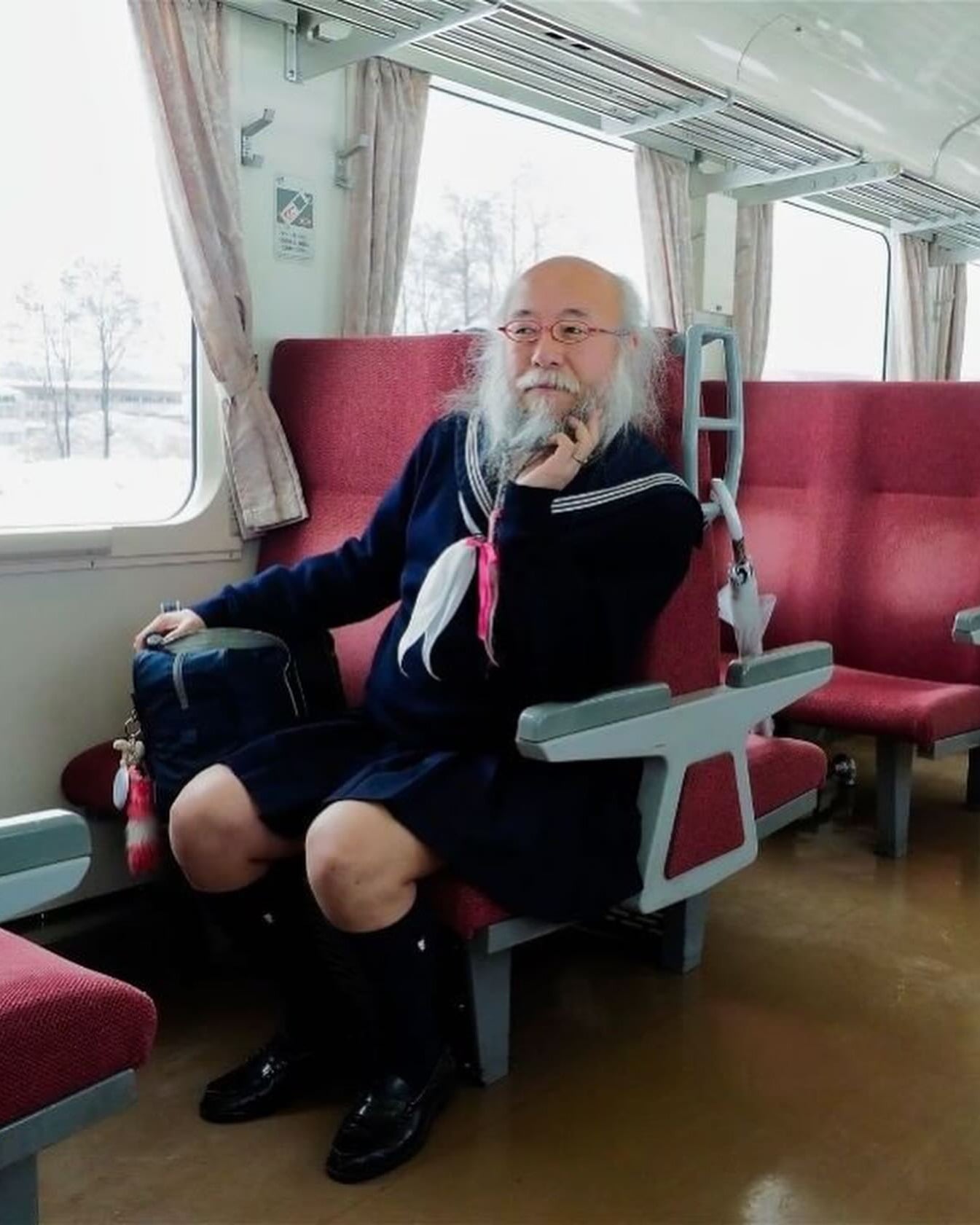 日本水手服爺爺小林秀章是誰？大學偷穿裙子？年薪百萬工程師⋯身份背景一次看！