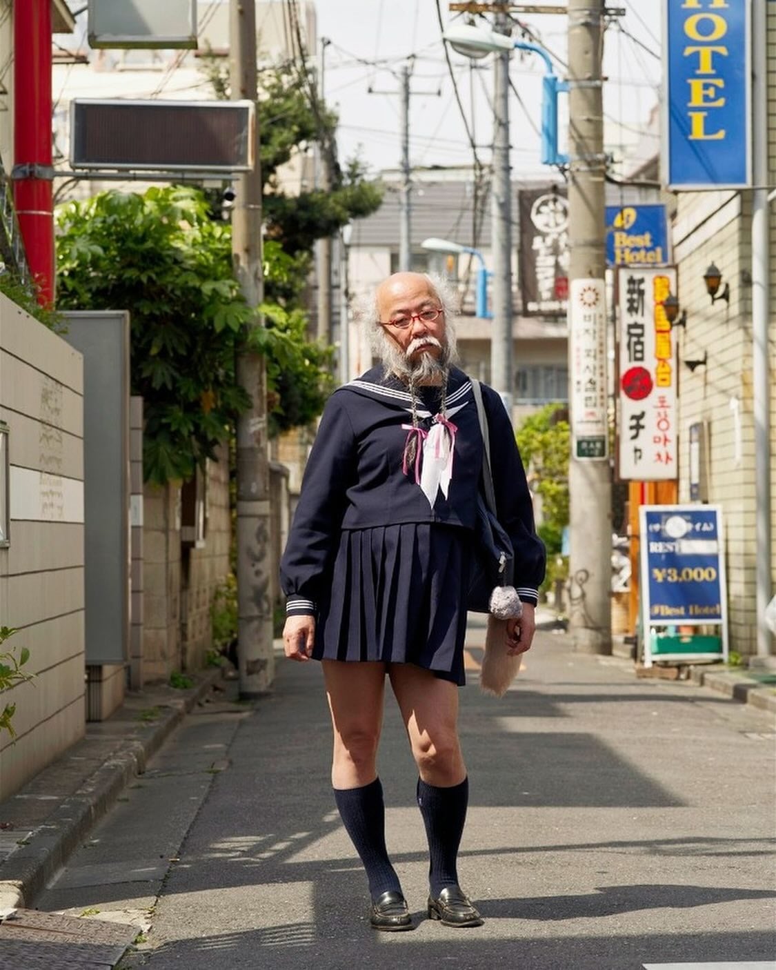 日本水手服爺爺小林秀章是誰？大學偷穿裙子？年薪百萬工程師⋯身份背景一次看！