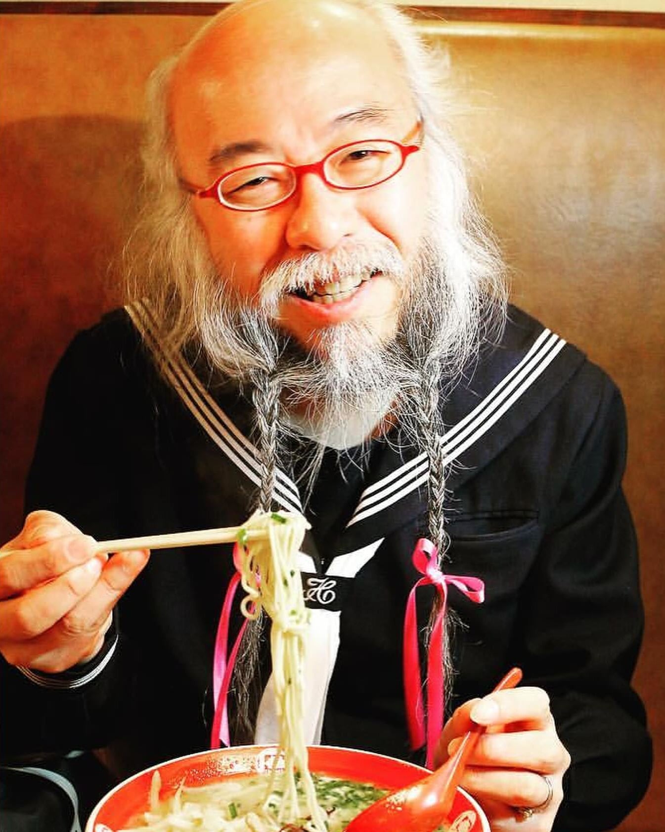 日本水手服爺爺小林秀章是誰？大學偷穿裙子？年薪百萬工程師⋯身份背景一次看！