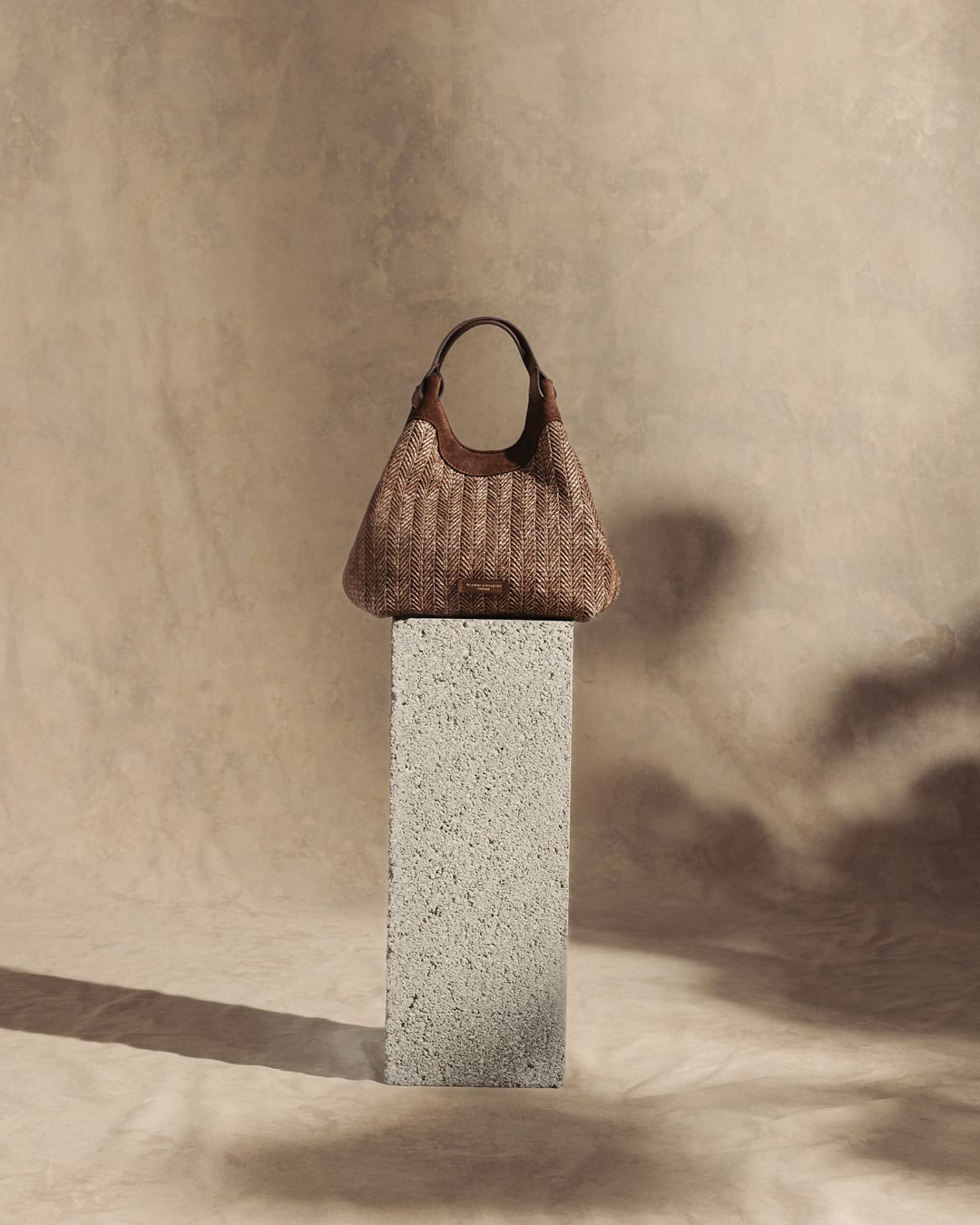 編織包成為夏日必備?Gianni Chiarini 推出花瓣、鏤空、皮革扭結⋯網友驚呼:根本夏日穿搭救星!