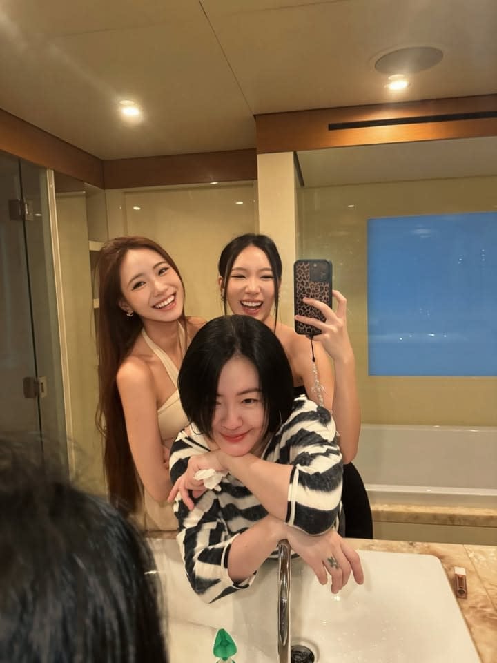 小S 同一件條紋衣穿 15 年!網友驚呼:「連內搭都一樣!」