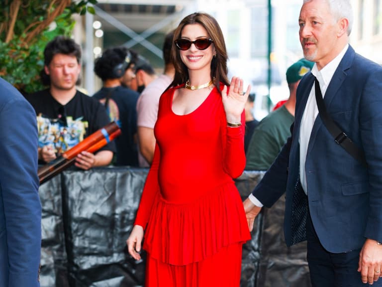 安海瑟薇 Anne Hathaway 身高 173 懷孕勤跑電影宣傳！踩 10 公分高跟鞋健步如飛驚艷全場！