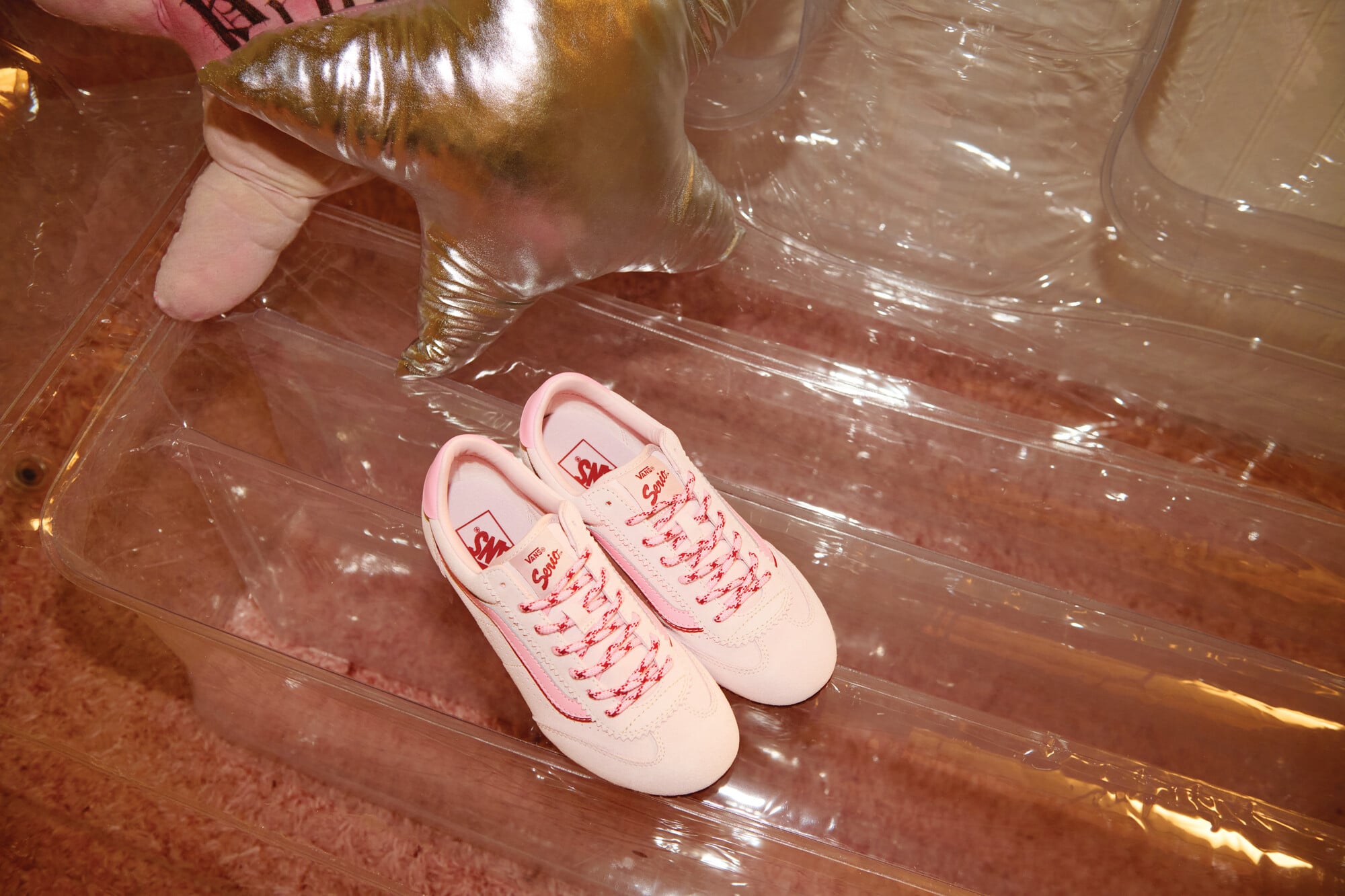 80 年代復古跑鞋魂回歸!Vans Super Lowpro Ballet Light 曝光,網讚:「開學季穿搭神器來了!」