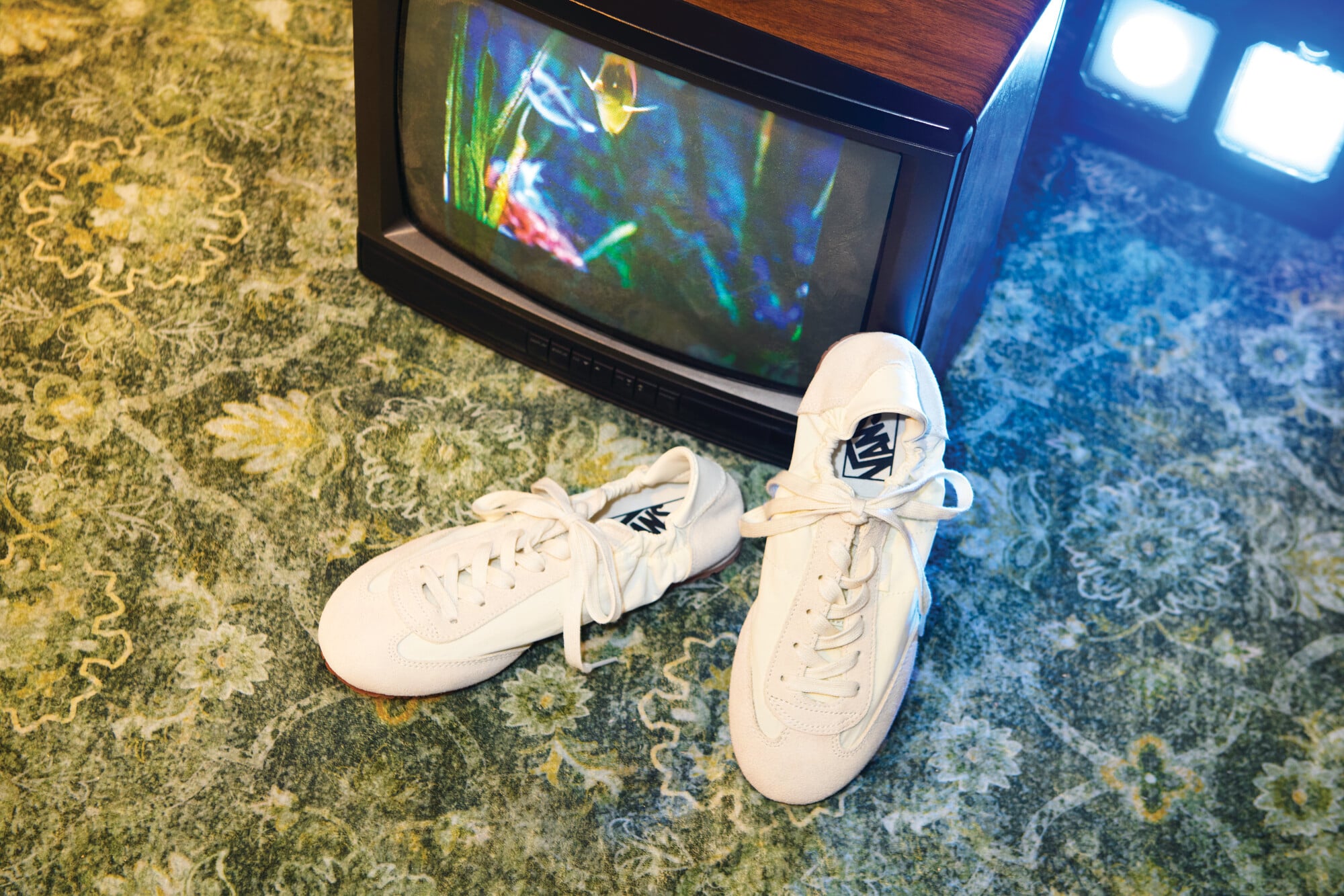 80 年代復古跑鞋魂回歸!Vans Super Lowpro Ballet Light 曝光,網讚:「開學季穿搭神器來了!」