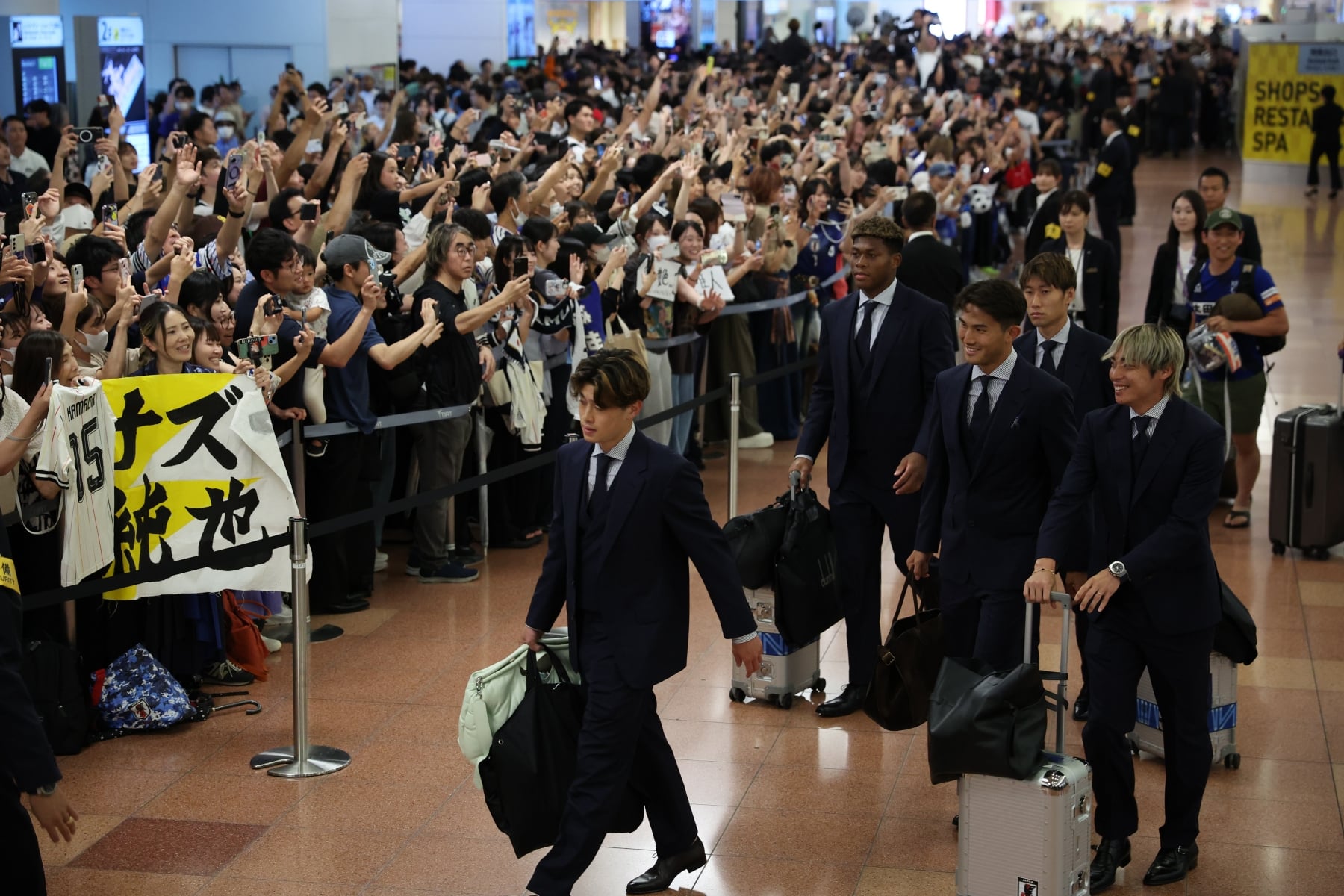 世界盃/日本止步 32 強仍獲 1200人 接機!球迷掌聲不斷激昂高喊「辛苦了」,對比南韓兩樣情!