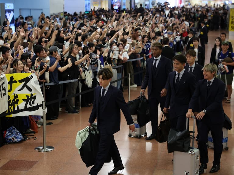 世界盃／日本止步 32 強仍獲 1200人 接機！球迷掌聲不斷激昂高喊「辛苦了」，對比南韓兩樣情！