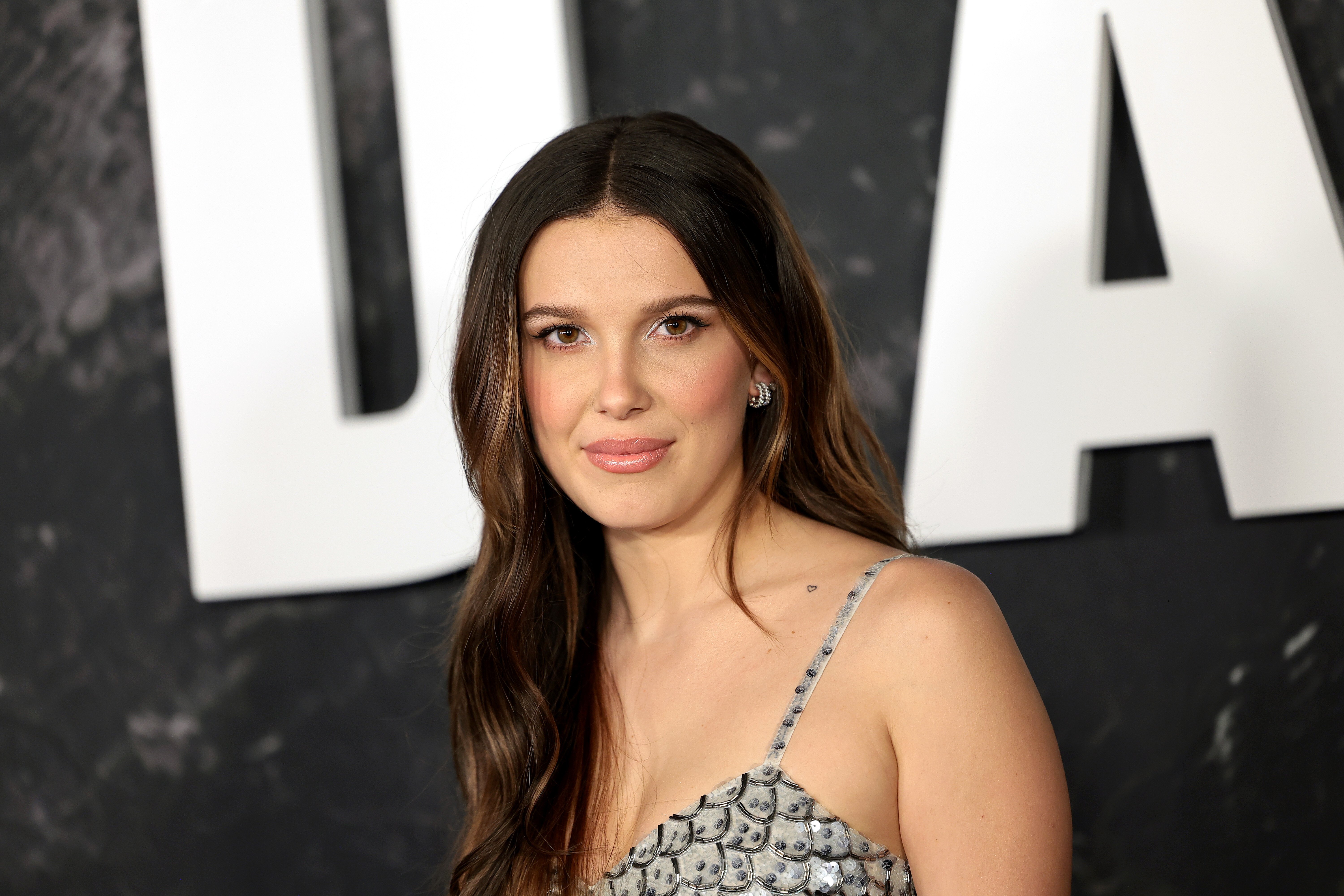 米莉芭比布朗 Millie Bobby Brown 談童星代價!面對與同齡人互動坦言:「我不知道怎麼反應!」
