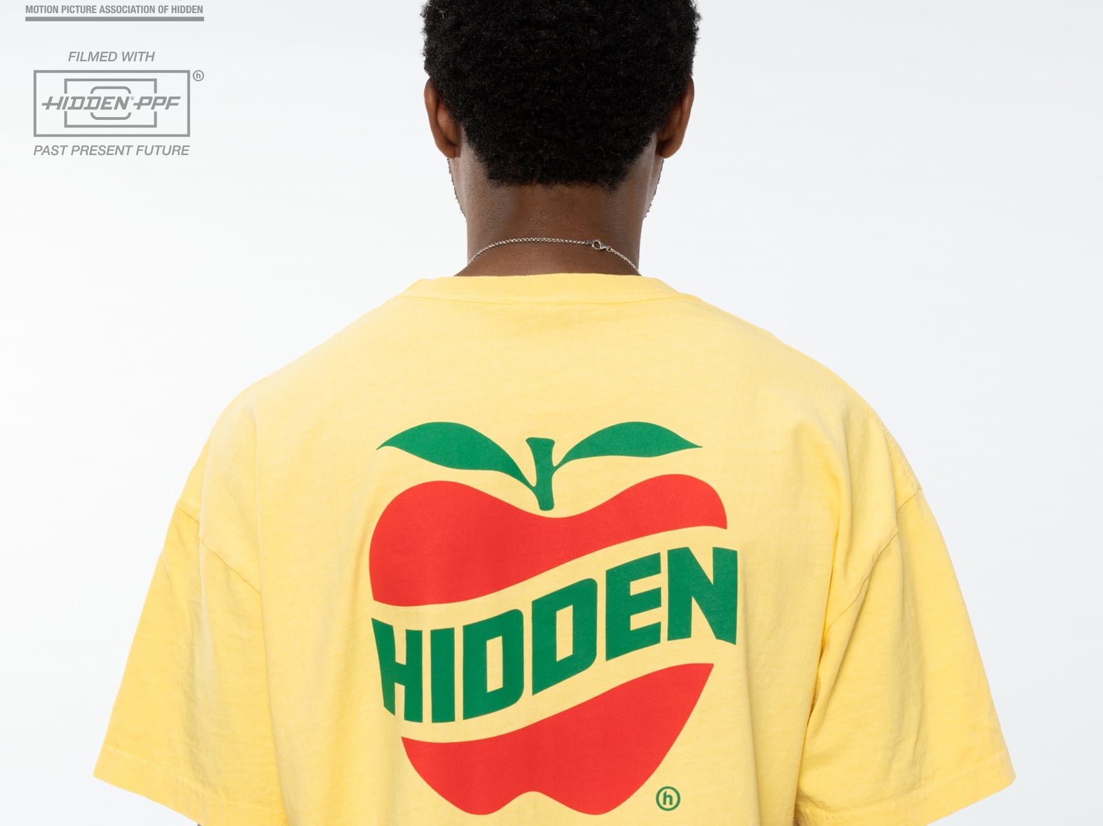 HIDDEN® 新系列驚見台灣蘋果西打？經典紅綠蘋果 Logo 登上服飾，熟悉的台灣味引發網友熱烈討論！