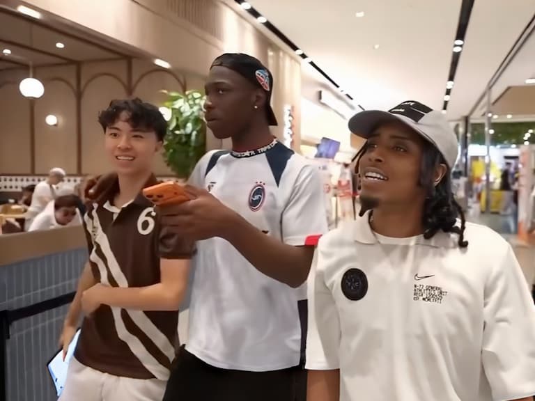 Ray 回台帶 Madi 和 Kelo 現身新莊宏匯廣場美食街！搞笑發問：「這裡有 Panda Express 嗎？」