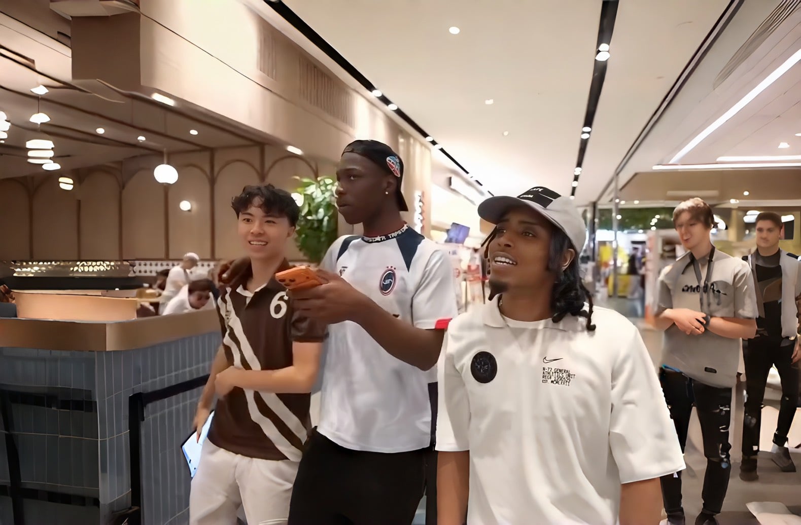 Ray 回台帶 Madi 和 Kelo 現身新莊宏匯廣場美食街！搞笑發問：「這裡有 Panda Express 嗎？」