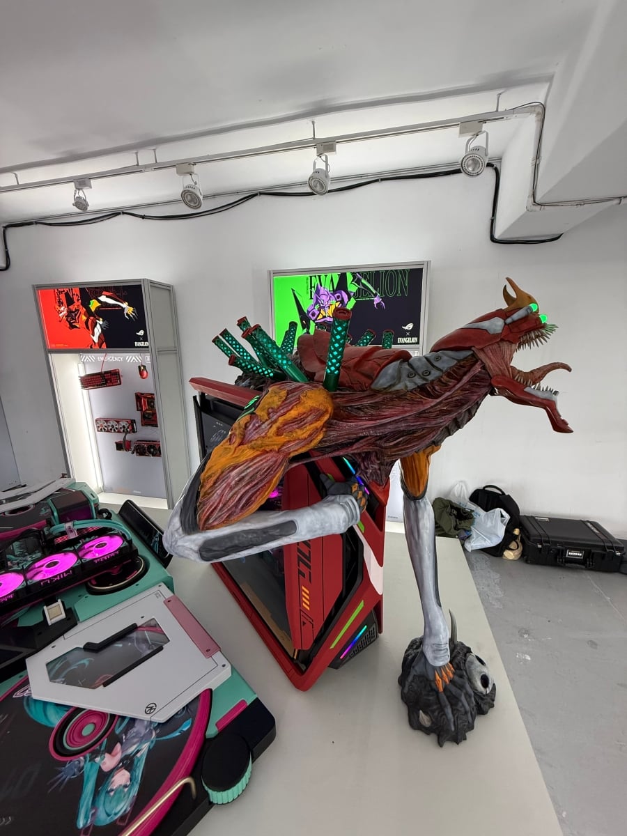 ROG 20 週年限定特展超狂登場!鋼彈、新世紀福音戰士聯名改裝機曝光⋯電競迷必衝中山!