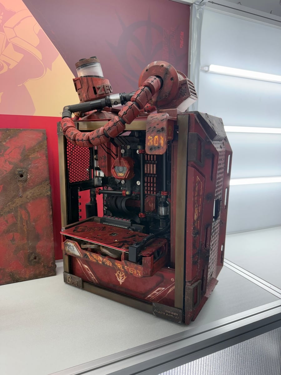 ROG 20 週年限定特展超狂登場!鋼彈、新世紀福音戰士聯名改裝機曝光⋯電競迷必衝中山!