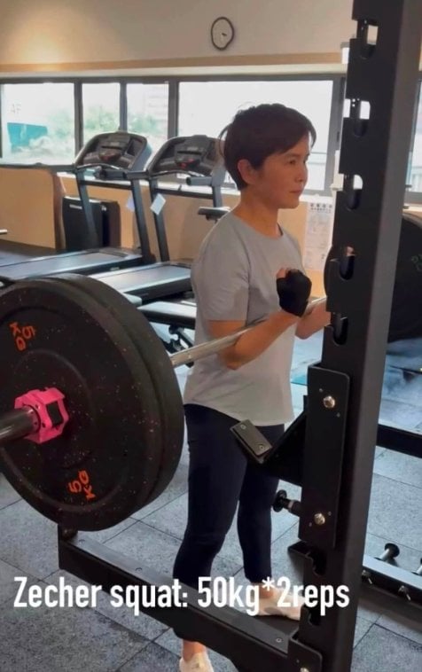 68歲李艷秋被瘋傳不能行走、晚年淒涼!親自曬健身照、遊長江照闢謠,還嗆平台:有沒有責任心?