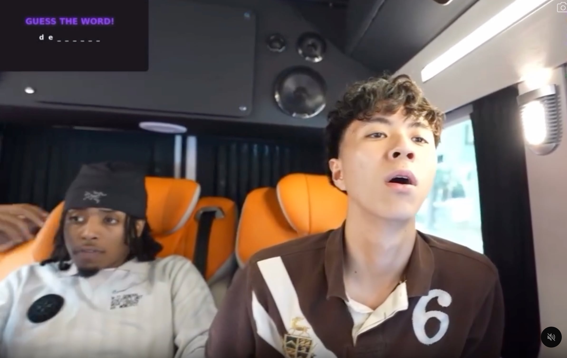 Ray 帶美國朋友遊台灣遊覽車點播 DJ 小慌！網友笑翻：「真的夠台！」
