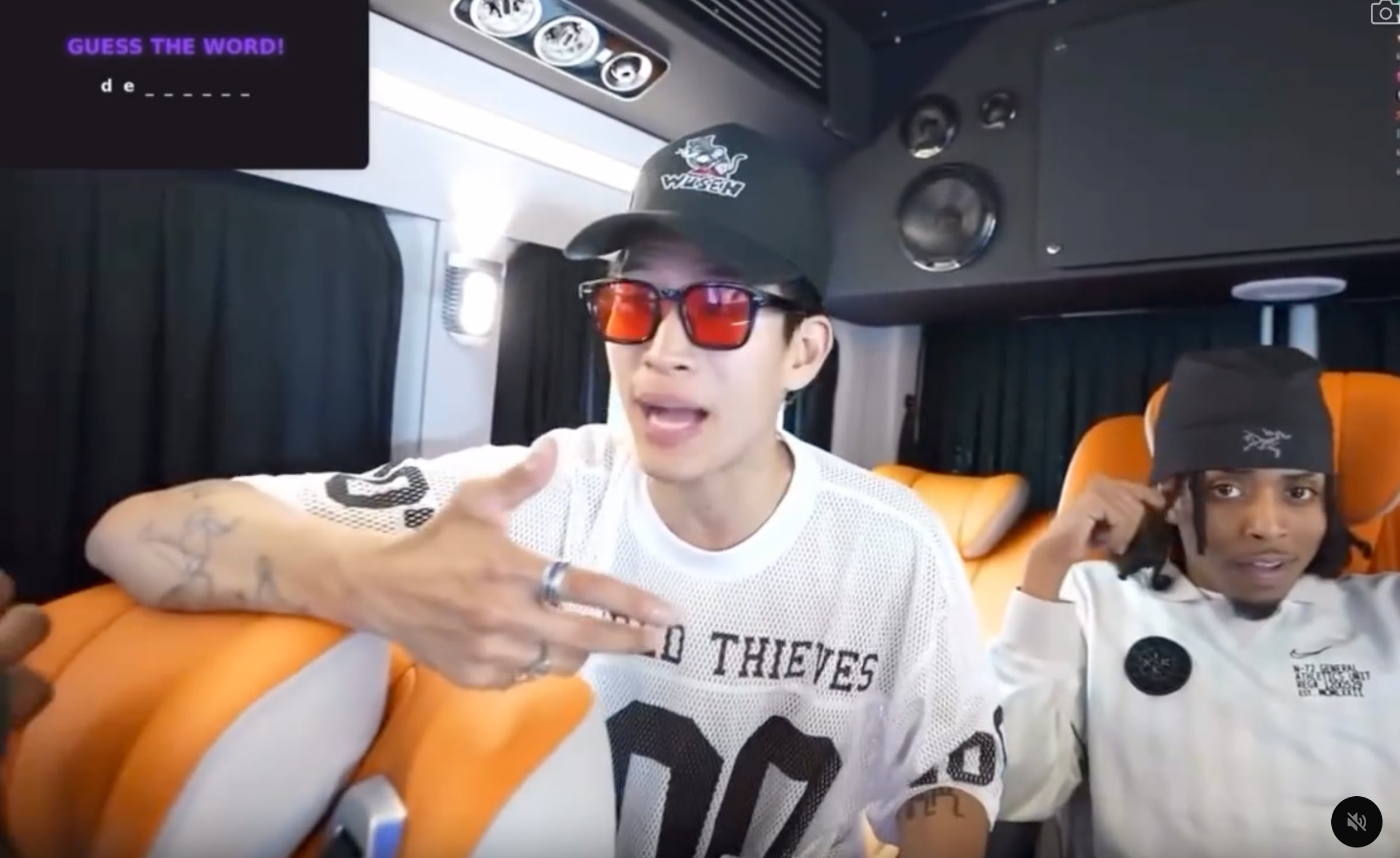 Ray 帶美國朋友遊台灣遊覽車點播 DJ 小慌！網友笑翻：「真的夠台！」