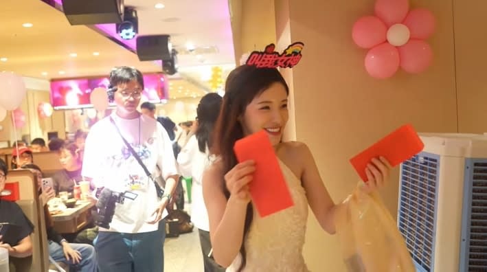 李多慧豪砸 80 萬請粉絲吃海底撈！坦言：「早就把大家當朋友！」