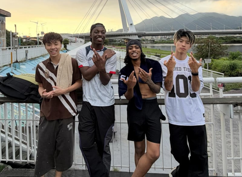 Ray 回台話題不斷,帶 Madi、Kelo 逛夜市、看 The Kid LAROI 演唱會!女友 Angi 也隔空曬香奈兒包甜蜜放閃!