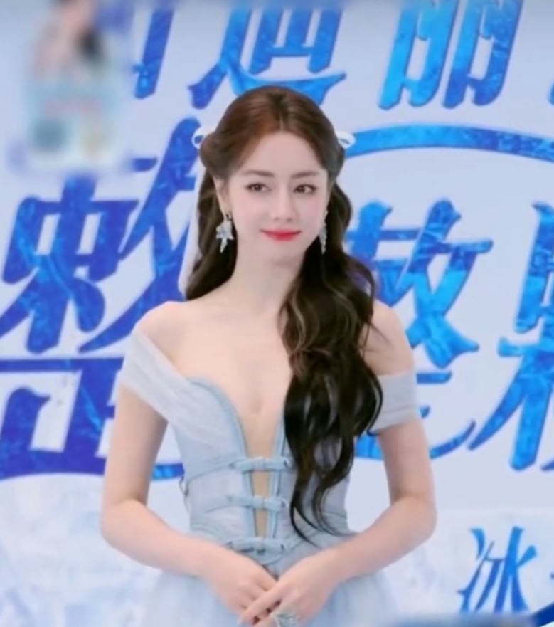 迪麗熱巴身高 169 深 V 禮服掀熱議!全程頻遮胸前,網心疼:「看起來好不自在!」