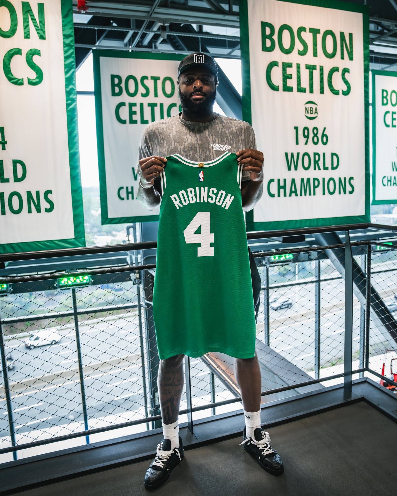 Paul George 正式成為綠衫軍!塞爾提克公開全新 13 號球衣照,Robinson、Conley 也同步亮相!