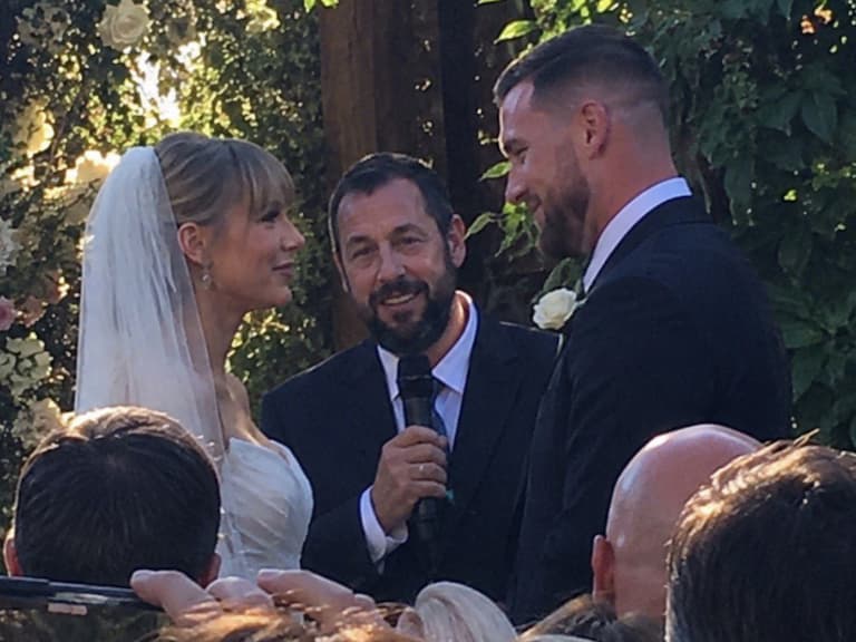 亞當山德勒 Adam Sandler 主持泰勒絲婚禮後狂打籃球！致電警察找場地，粉絲笑翻：「籃球才是真愛」