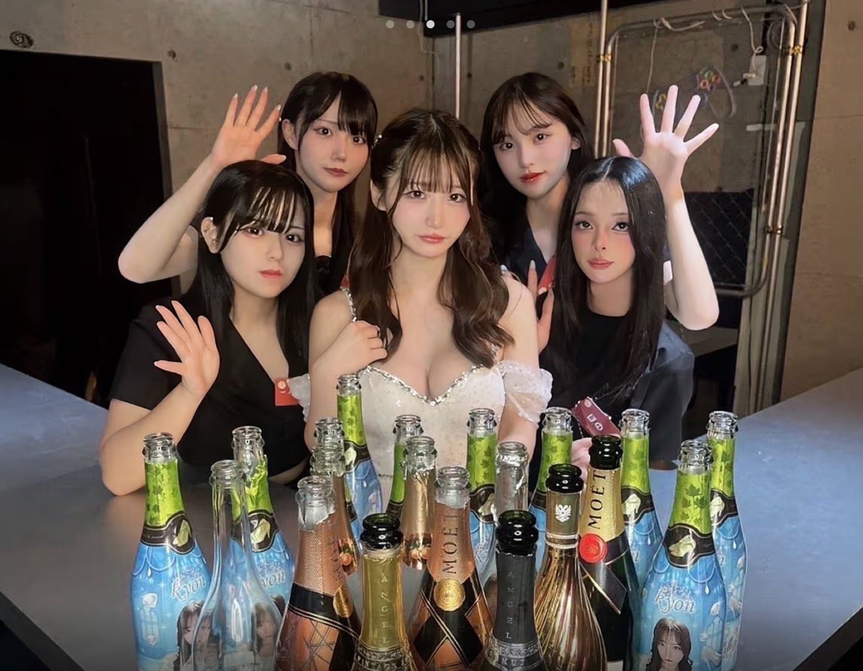 日本池袋男娘酒吧 KITSUNE TOKYO 公關照片曝光!網友:「不敢相信自己的眼睛!」