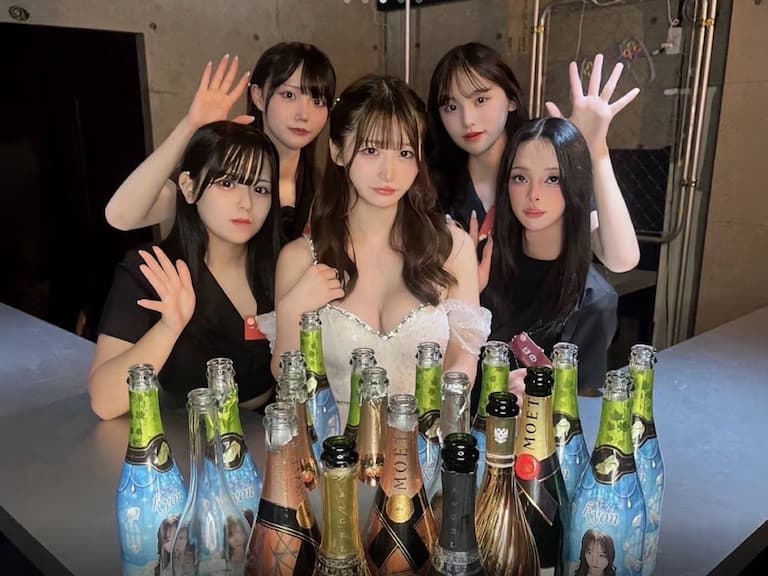 日本池袋男娘酒吧 KITSUNE TOKYO 公關照片曝光！網友：「不敢相信自己的眼睛！」